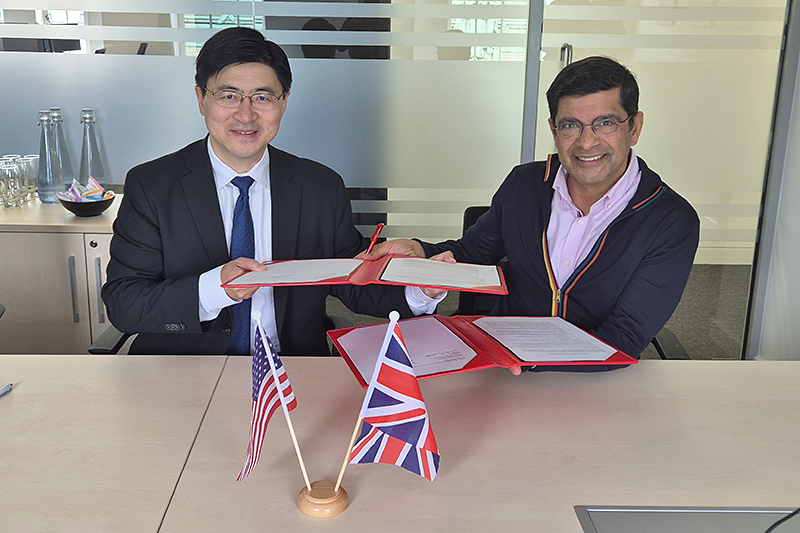 Purdue President Mung Chiang, at left, and King’s College, London, Vice Chancellor Shitij Kapur signed a memorandum of understanding to collaborate on research related to semiconductors, AI and computer chips. 