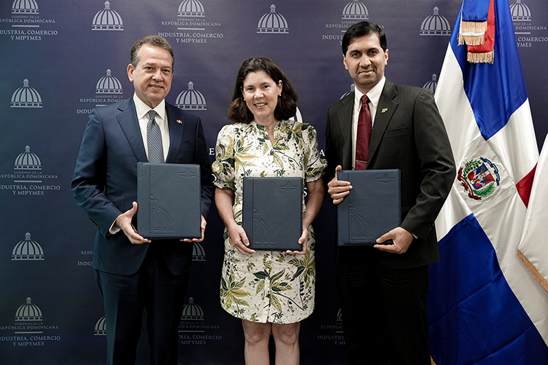 Víctor Bisonó, Alyssa Wilcox, and Vijay Raghunathan