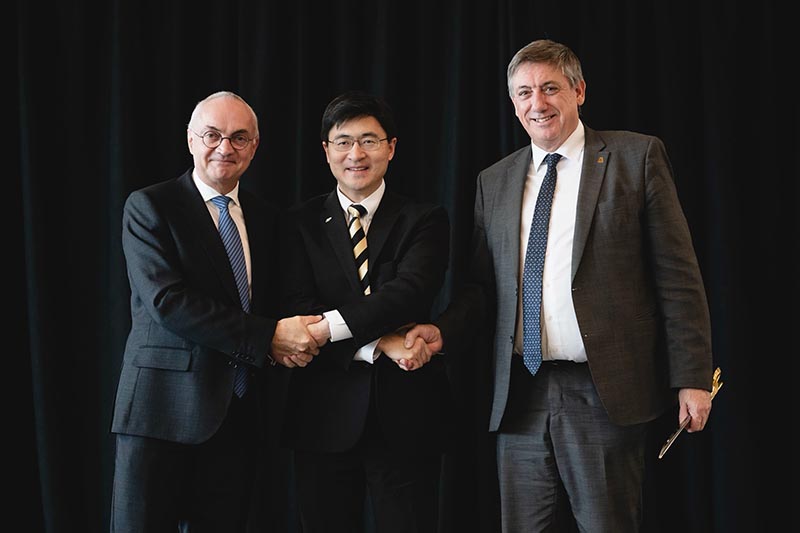 Luc Van den hove, Mung Chiang and Jan Jambon shake hands.