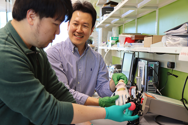 Examining a robotic hand