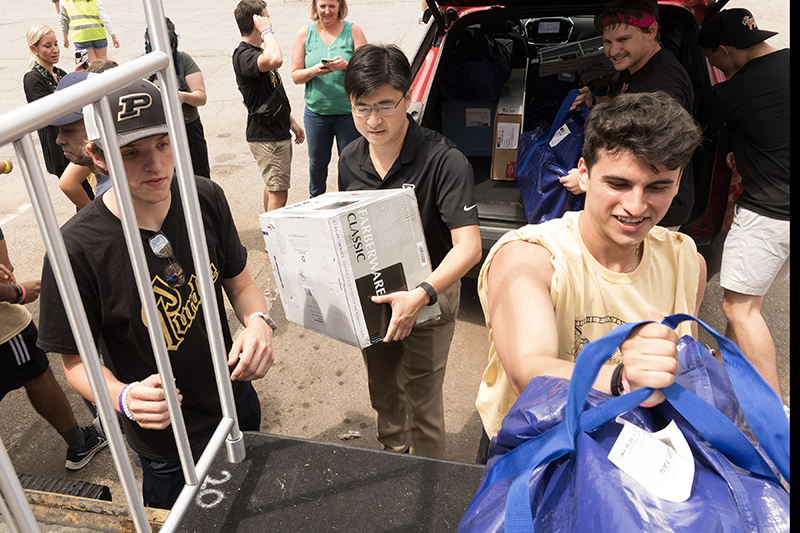President Chiang helping students move in