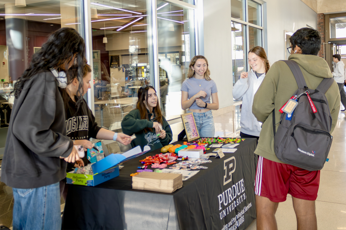 CAPS Ambassadors connecting wiht students during Goodies and Gratitude event